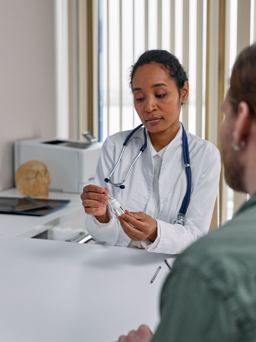 Médica em consulta explicando o tratamento para o paciente